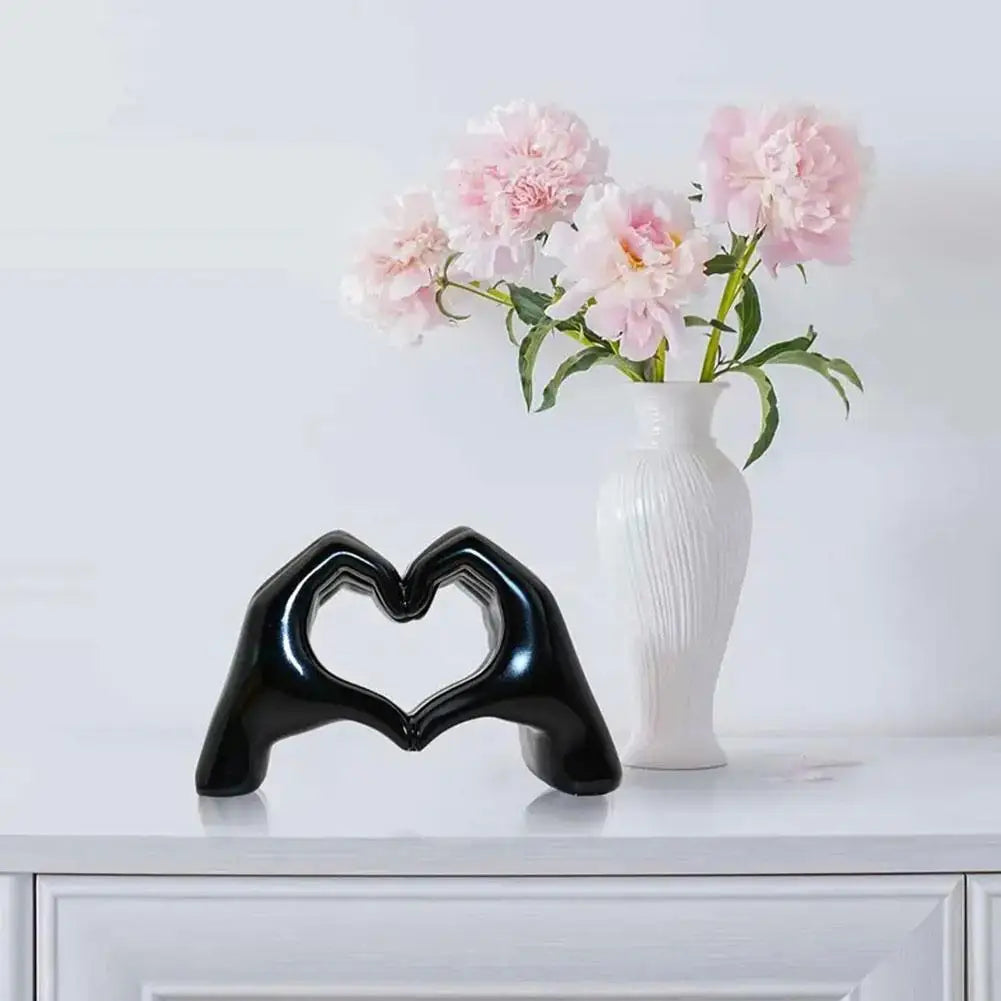 Creative Heart Hand Statue Resin Abstract Hand Love Figurines Living Room Bedroom Modern Home Desktop Wedding Decoration